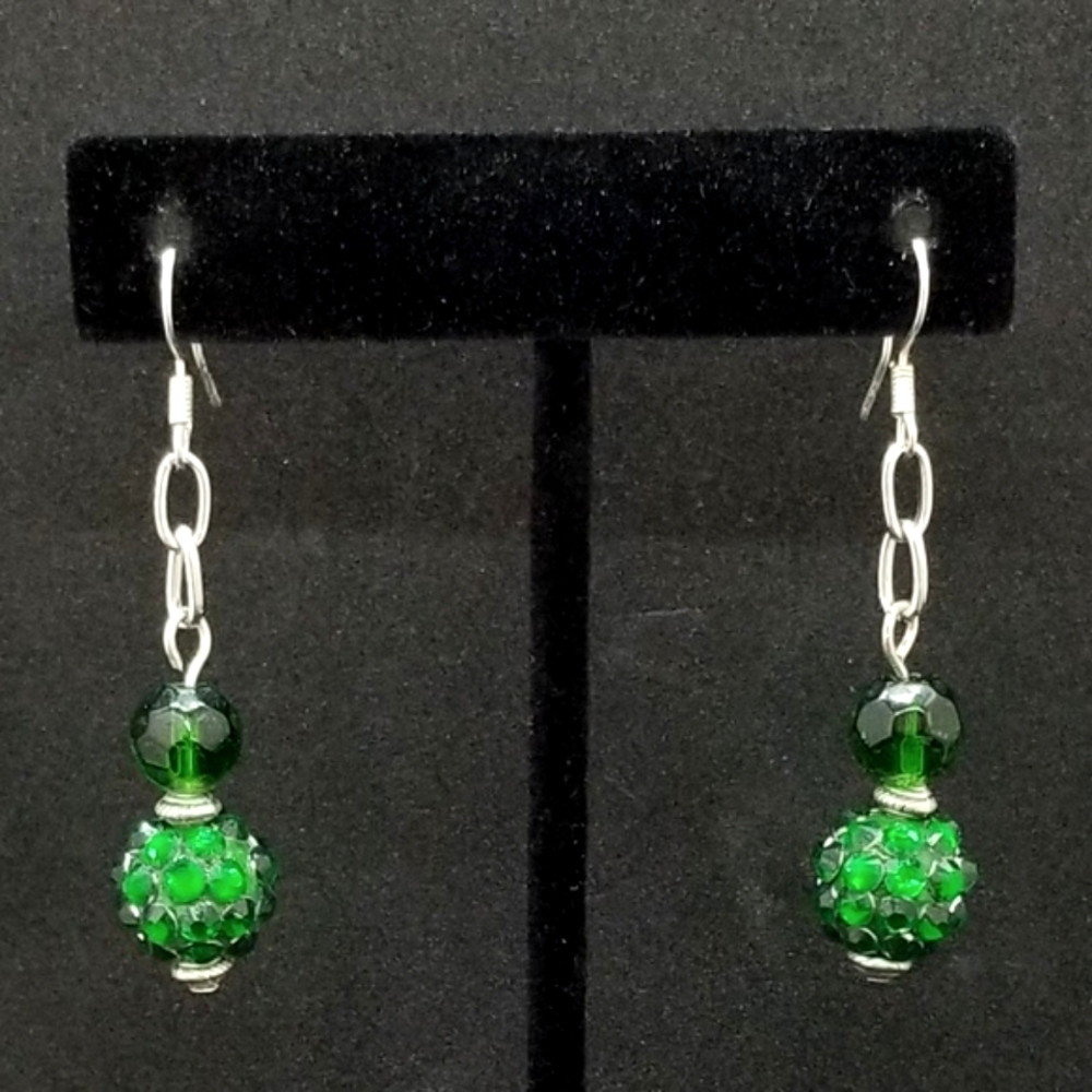Emerald green crystal earrings 💚